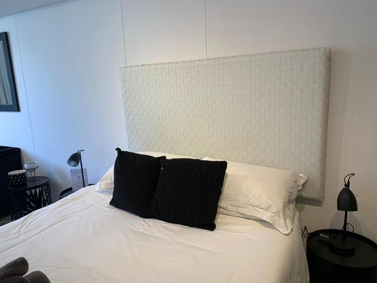 Upper Large Sunny Apartment *